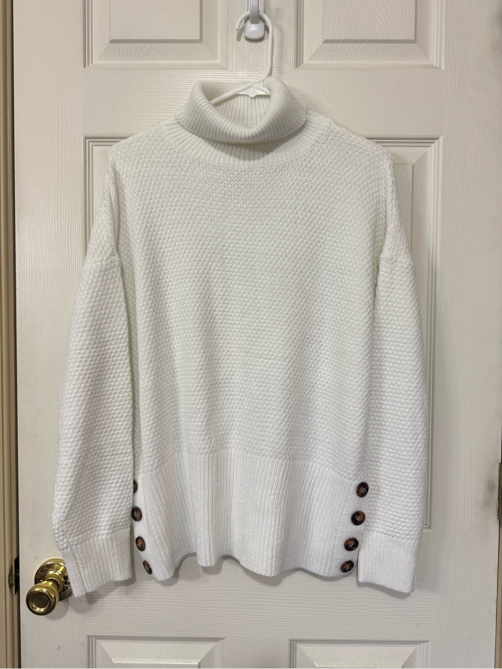 Women’s White Knit Turtleneck Pullover Sweater Long Sleeve Button Side Slits M